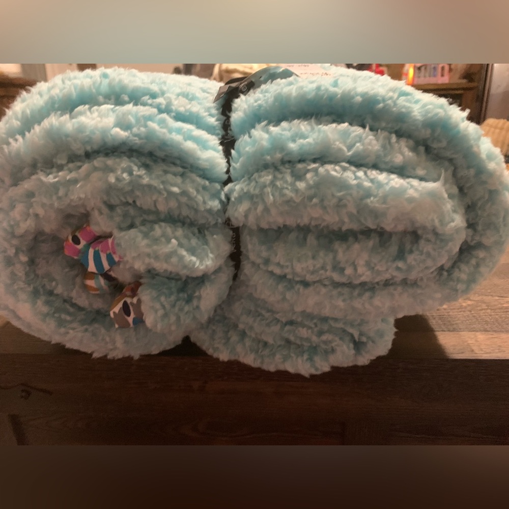 NWT VERA BRADLEY FLUFFY FLEECE BLANKET SUNNY MEDALLION 80 x 50